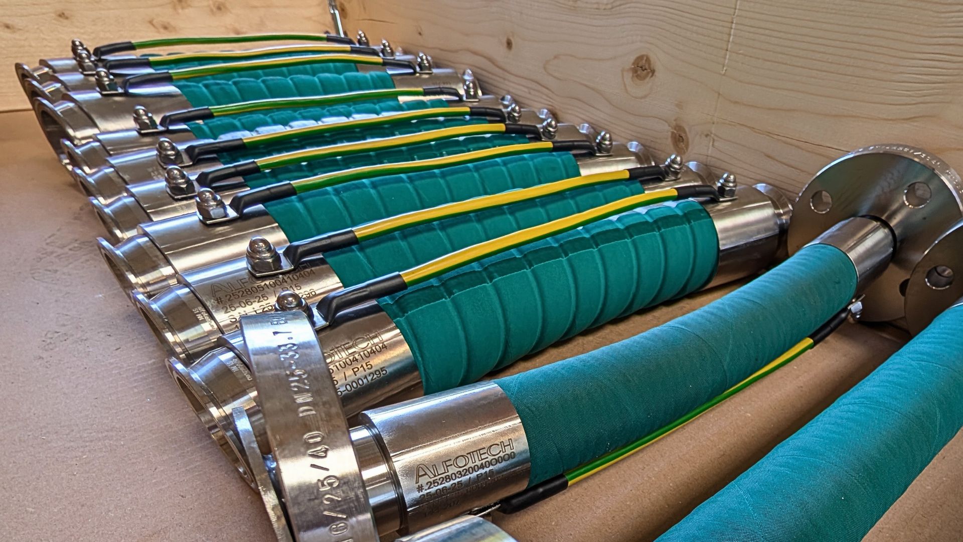 Custom hoses for the process industry: El-traced, double-jacket and grounded 