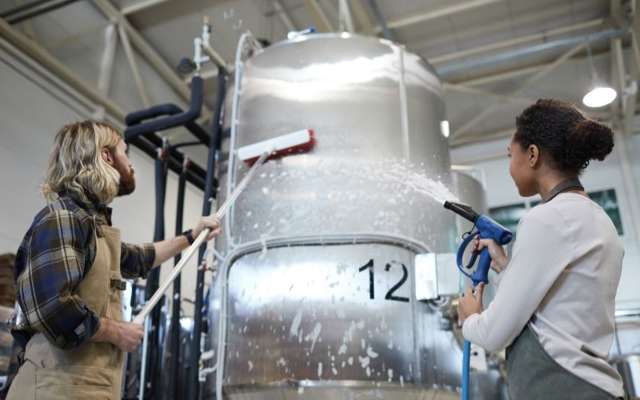 Tank system cleaning